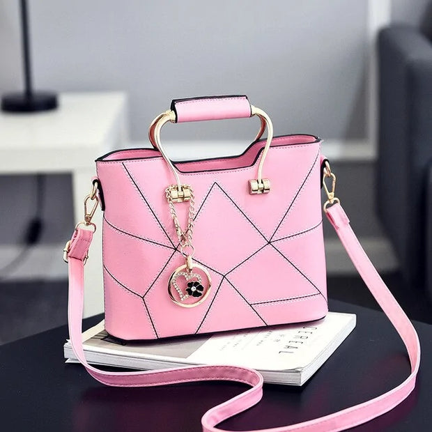 Sac à main messager de luxe à motif géométrique pour femmes.