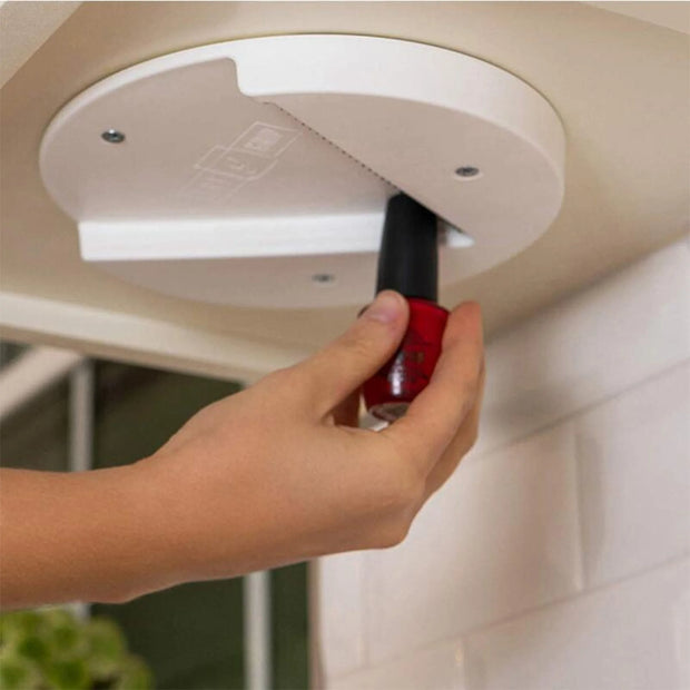Ouvre-bocal sous meuble Beautysky en utilisation, idéal pour ouvrir des bocaux facilement