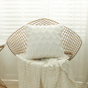Housse de coussin en fourrure pour décoration de canapé.