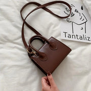Petit sac à main cuir élégant et chic de Beautysky sur fond blanc.