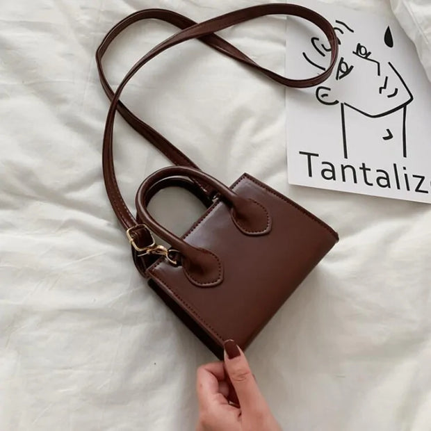 Petit sac à main cuir élégant et chic de Beautysky sur fond blanc.