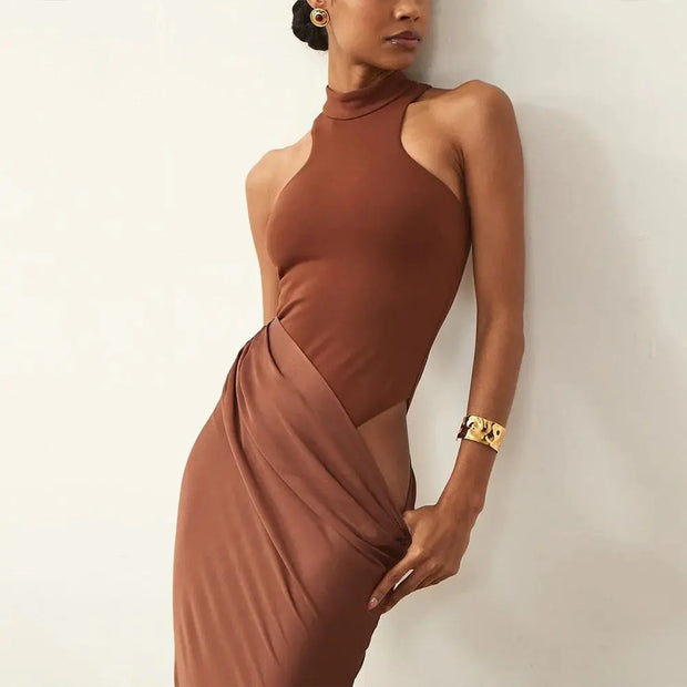 Robe ajourée élégante en brun avec manches asymétriques et détail drapé