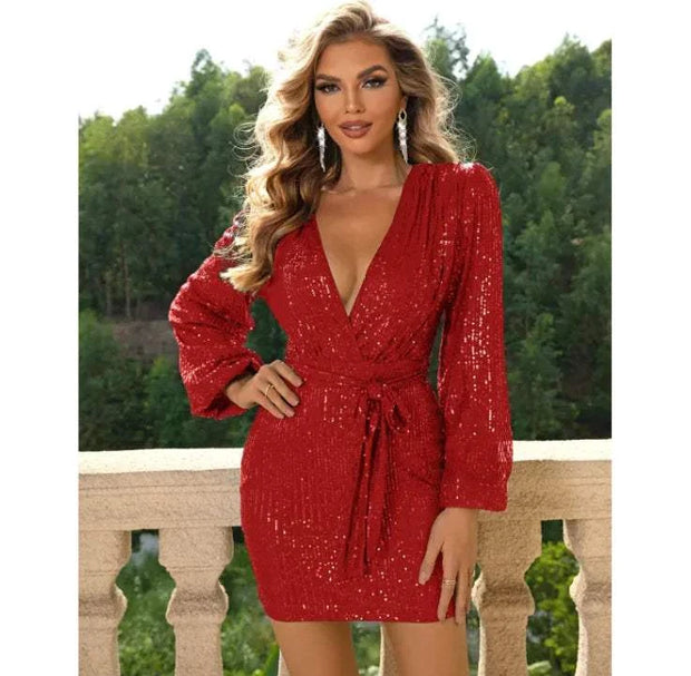 Robe cocktail à paillettes rouge avec décolleté en V et ceinture pour une allure élégante