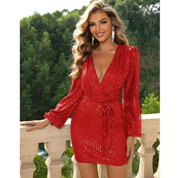 Robe cocktail à paillettes rouge avec manches longues et décolleté pour une soirée élégante