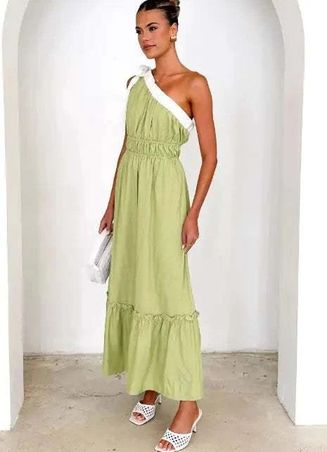 Robe élégante femme verte à une épaule avec jupe fluide et détails froncés