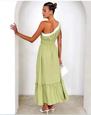 Robe élégante femme verte avec un design à une épaule et jupe fluide pour un look chic