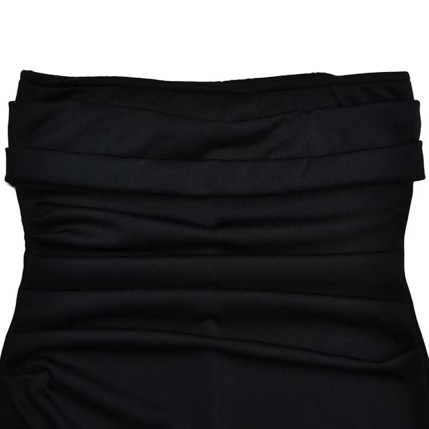Zoom sur le haut d'une robe fendue élégante de Beautysky avec un design chic et moderne