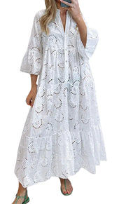 Robe longue bohème en coton blanche avec broderies et manches évasées pour un look d'été élégant
