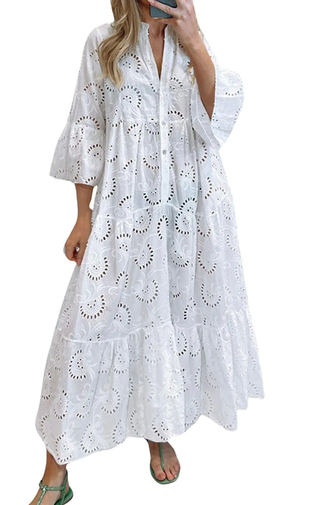 Robe longue bohème en coton blanche avec broderies et manches évasées pour un look décontracté