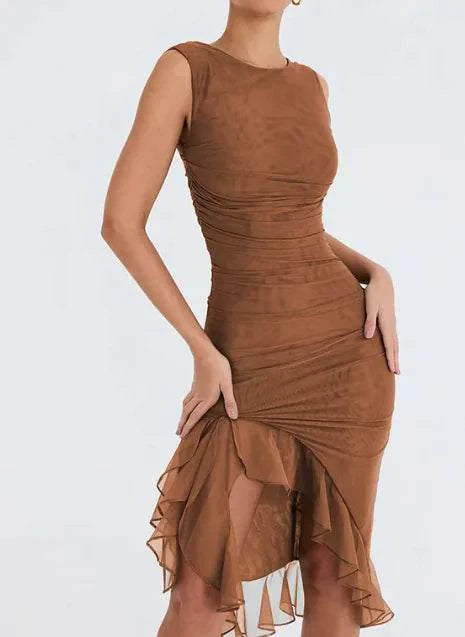Robe midi élégante en couleur marron avec détails froncés et ourlet volanté