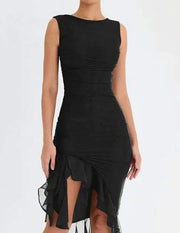 Robe midi élégante noire avec détails en dentelle et coupes flatteuses pour un look sophistiqué