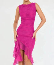 Robe midi élégante en rose avec détails froncés et volants pour un look sophistiqué