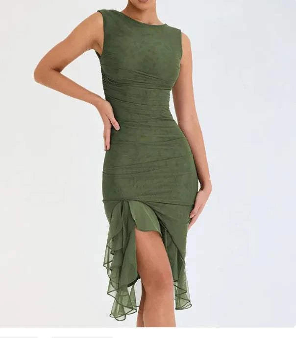 Robe midi élégante en vert avec un design fluide et des détails froncés