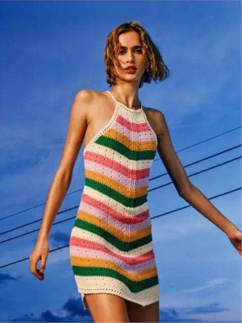 Robe multicolore chic en crochet avec des rayures vibrantes pour un look décontracté et tendance