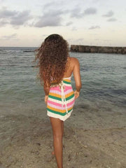 Robe multicolore chic de Beautysky portée à la plage avec un joli dos dénudé