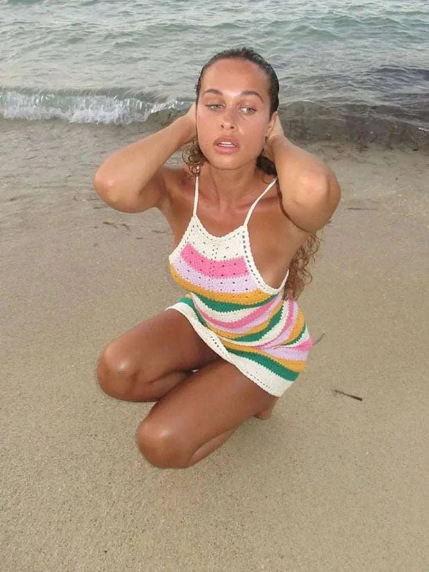 Robe multicolore chic de Beautysky portée par une femme à la plage avec des vagues en arrière-plan