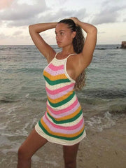 Robe multicolore chic en crochet à rayures pour un look décontracté au bord de la mer