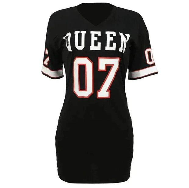 Robe oversize tendance noire avec manches courtes et inscription QUEEN 07 pour un look décontracté et stylé