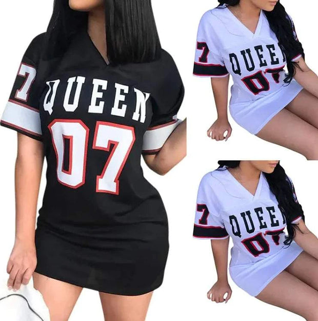 Robe oversize tendance en noir et blanc avec imprimé QUEEN 07 pour un style décontracté