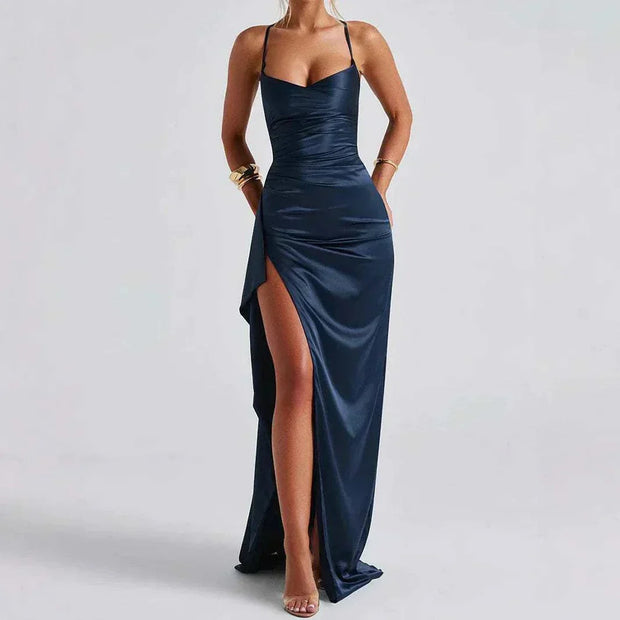 Robe satin fendue élégante en bleu nuit avec bretelles et fente sur le côté pour les soirées chic