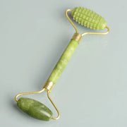 Rouleau massage visage jade avec textures différentes pour un soin de la peau apaisant et revitalisant