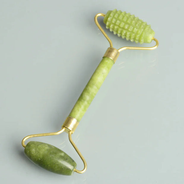 Rouleau massage visage jade avec textures différentes pour un soin de la peau apaisant et revitalisant
