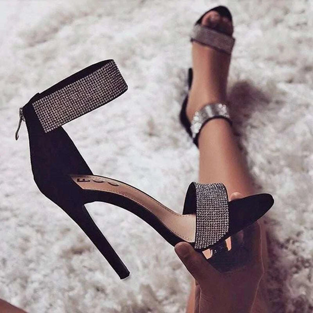 Talons hauts et fins pour femmes.