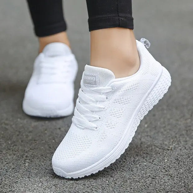 Baskets plates en maille respirante pour femmes.