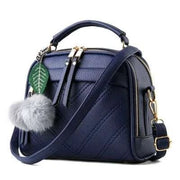 Sac à main cuir tendance Beautysky en bleu avec pompon et anse réglable
