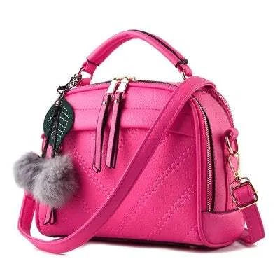 Sac à main cuir tendance rose vif avec charm en fourrure et bandoulière ajustable
