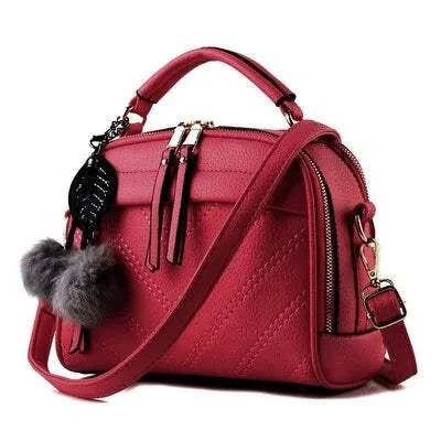 Sac à main cuir tendance rouge avec pompon et bandoulière ajustable pour un style chic