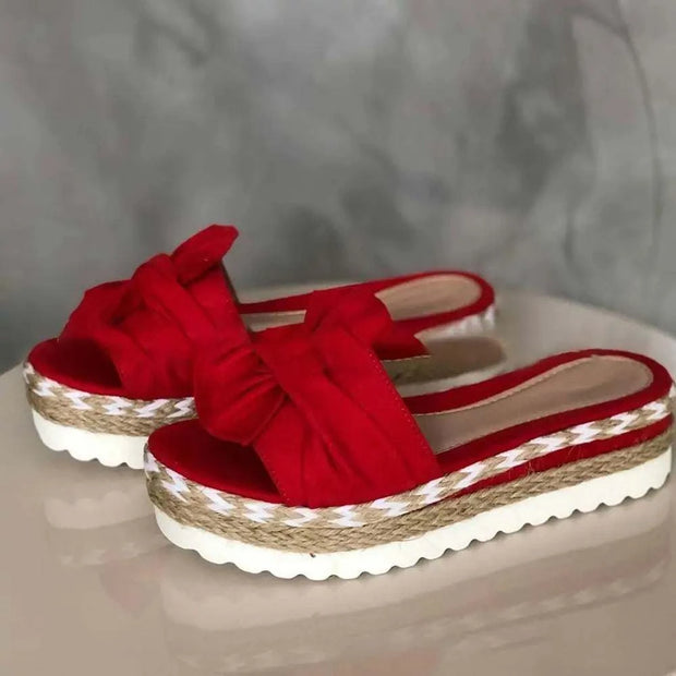 Sandales à plateforme femme en rouge avec un nœud décoratif et semelle en jute.