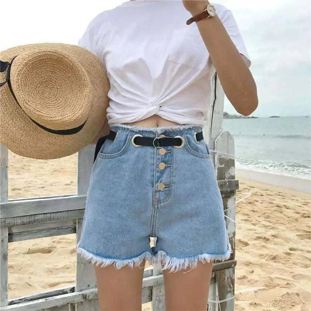 Short en jean taille haute Beautysky avec ceinture et détails de boutons sur la plage.