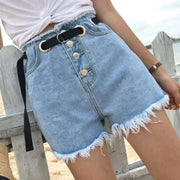 Short en jean taille haute avec ceinture noir, bord effiloché, boutons décoratifs, idéal pour l'été.