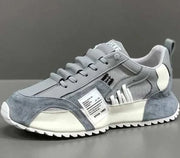 Sneakers tendance unisexes en gris avec design moderne et étiquettes distinctives