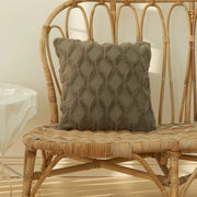 Housse de coussin en fourrure pour décoration de canapé.