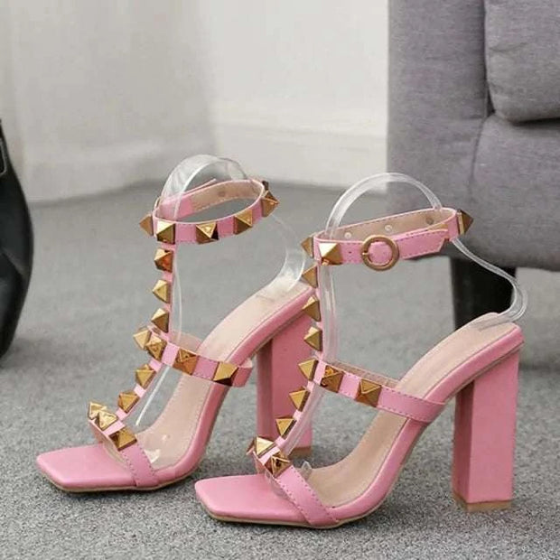 Sandales à talons hauts tendance en rose avec clous dorés pour un look stylé