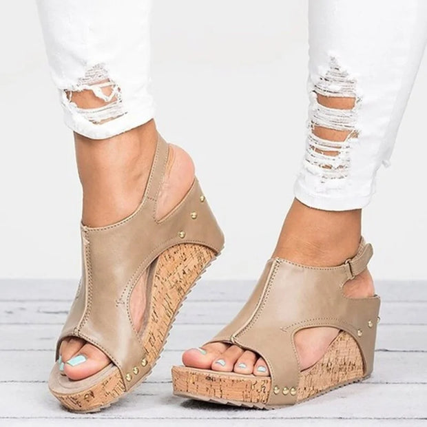 Sandales compensées à plateforme et bout ouvert pour femmes.