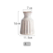 Vase rustique pour fleurs en céramique blanche avec un design strié élégant