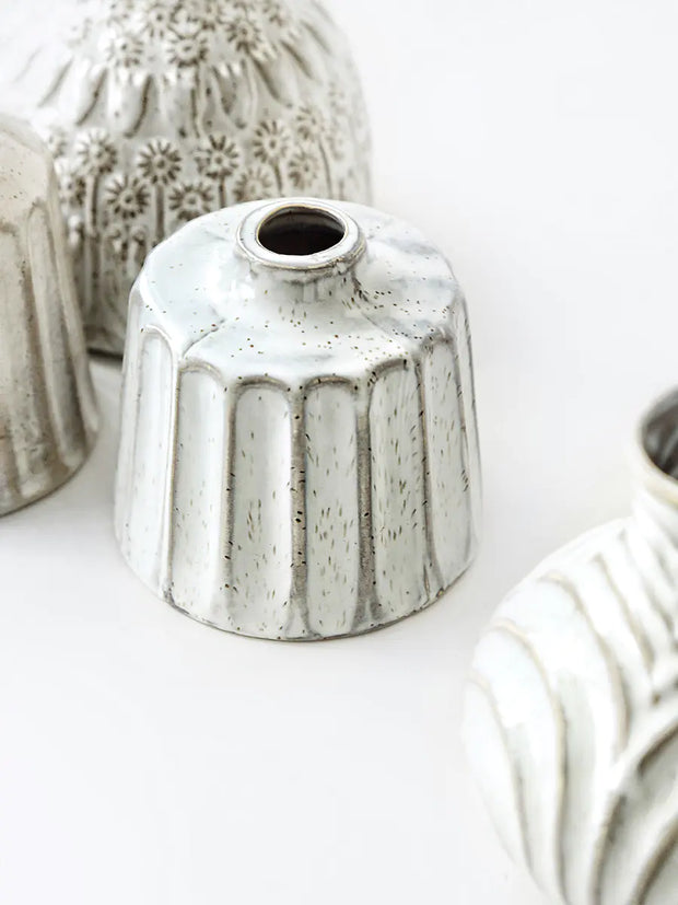 Vases rustiques pour fleurs en céramique blanche avec des designs texturés et ornés