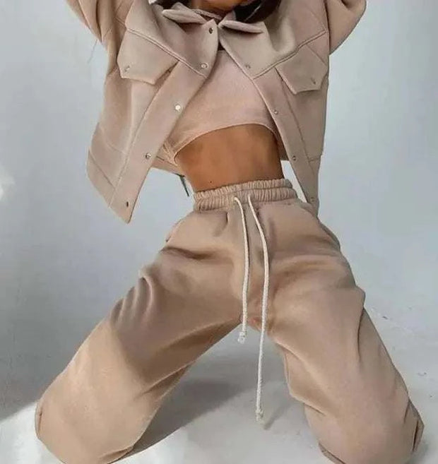 Veste chic pour femmes en beige avec un ensemble coordonné confortable et tendance