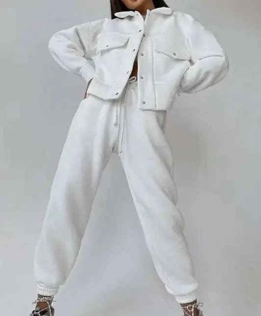 Veste chic pour femmes en blanc avec un design moderne et décontracté, idéale pour un look tendance.