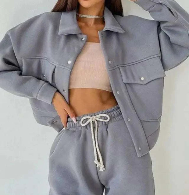Veste chic pour femmes en gris avec poches, style décontracté et tendance pour un look moderne