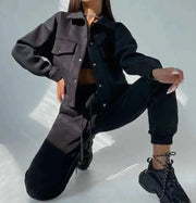 Veste chic pour femmes en noir avec un look décontracté et élégant, assortie à un pantalon noir