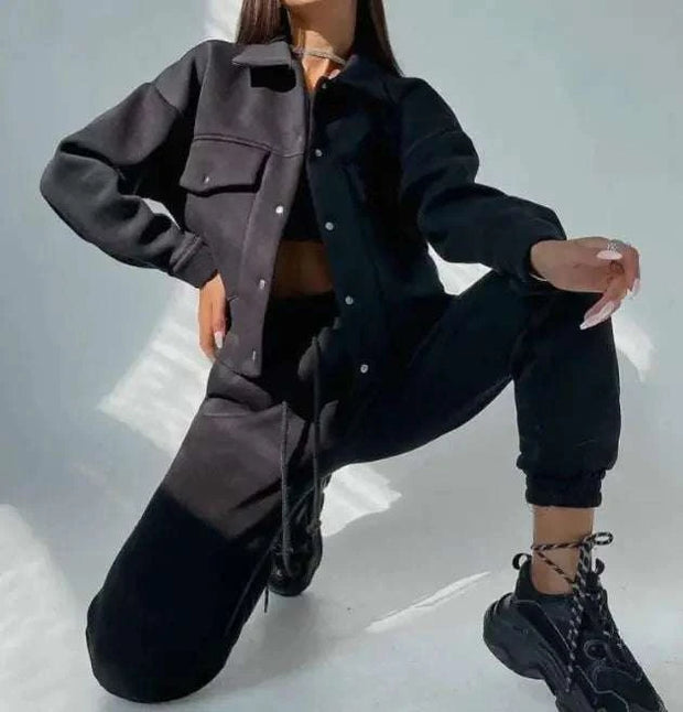 Veste chic pour femmes en noir avec un look décontracté et élégant, assortie à un pantalon noir