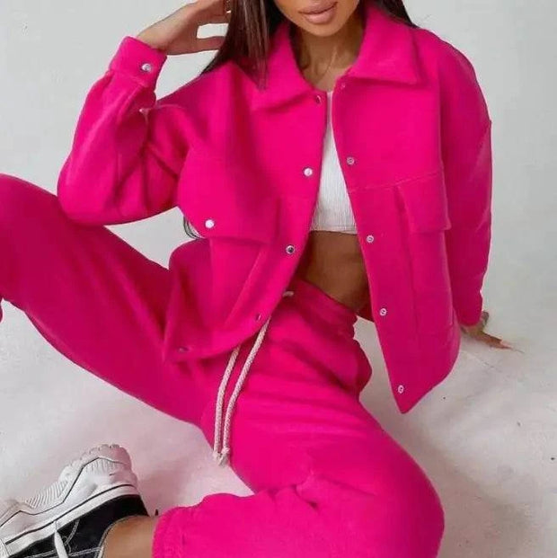 Veste chic pour femmes en rose vif, associée à un pantalon décontracté pour un look tendance